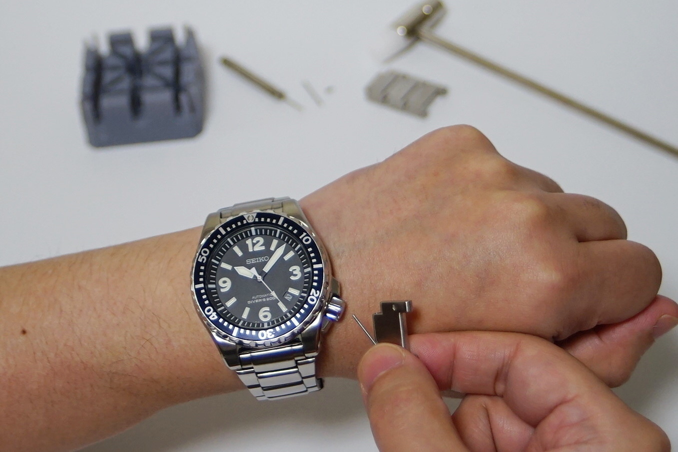 高級素材使用ブランド 腕時計 ベルト 調整 交換 工具 ピン外し サイズ 軽量 黒 ウォッチ